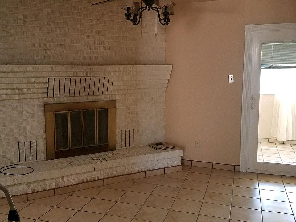 2nd image of 1815 Carlyle Dr
