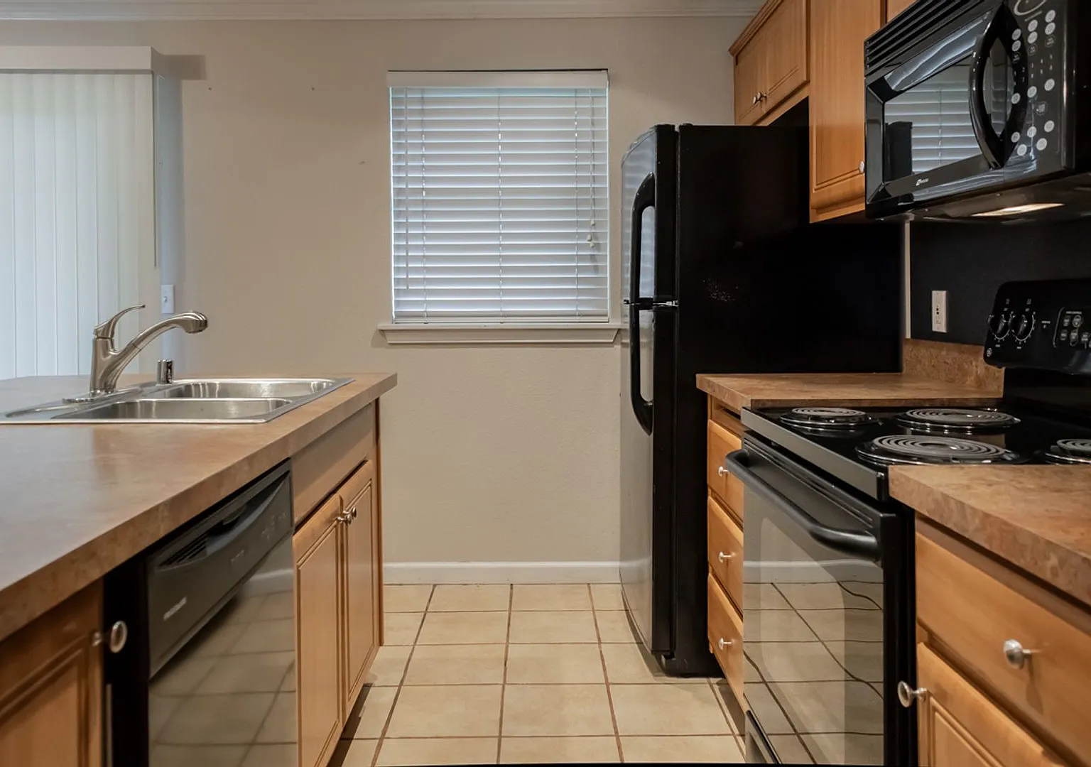 **Move-In Special**3 bed 2 bath rambler w/ 2 car garage & fully fenced backyard! — Photo 3