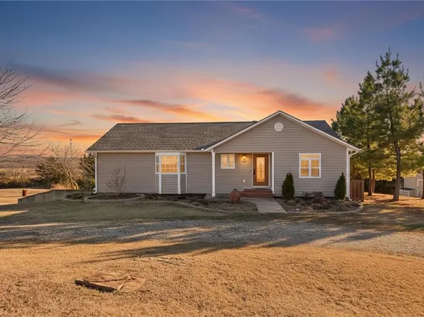 220 Overlook Dr, Caney, KS 67333