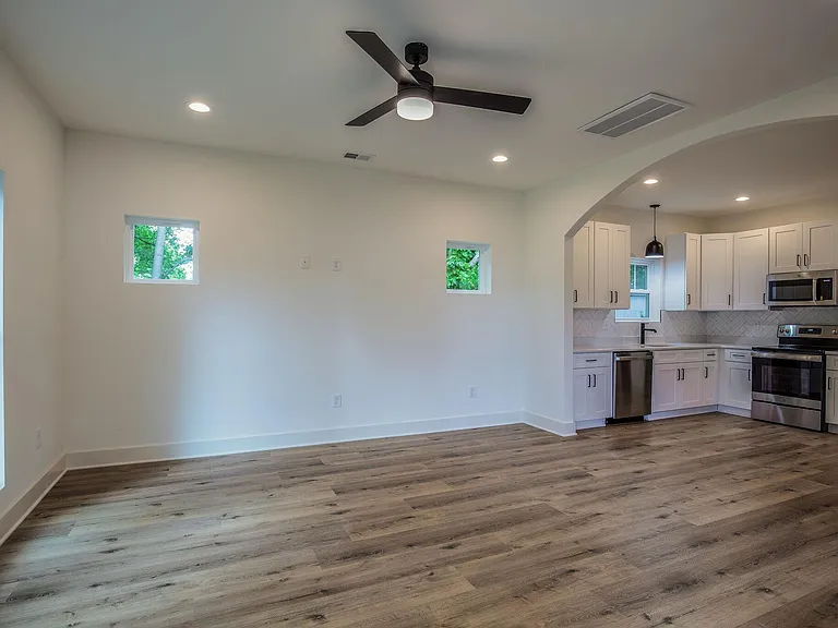 1209 Debow St — Photo 6