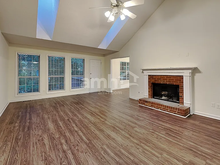 817 Hillary Ct — Photo 9