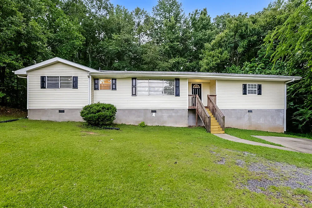 3 bed, 2.0 bath, 1556 sqft, $1,565 — Photo 1