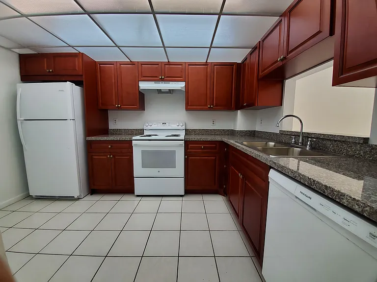 Sherwood Square Apartments — Photo 31