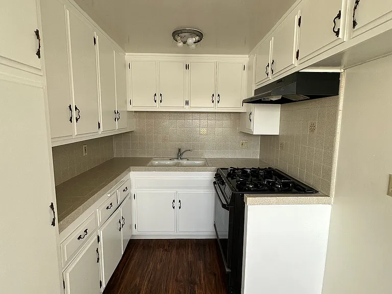 1367 W 8th St #3 — Photo 6