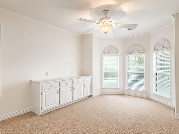 4th image of 810 Pearl Dr