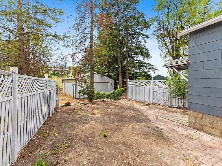 8004 E Broadway Ave — Photo 32