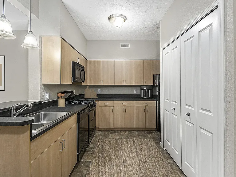 Lynbrook Apartments and Townhomes — Photo 6