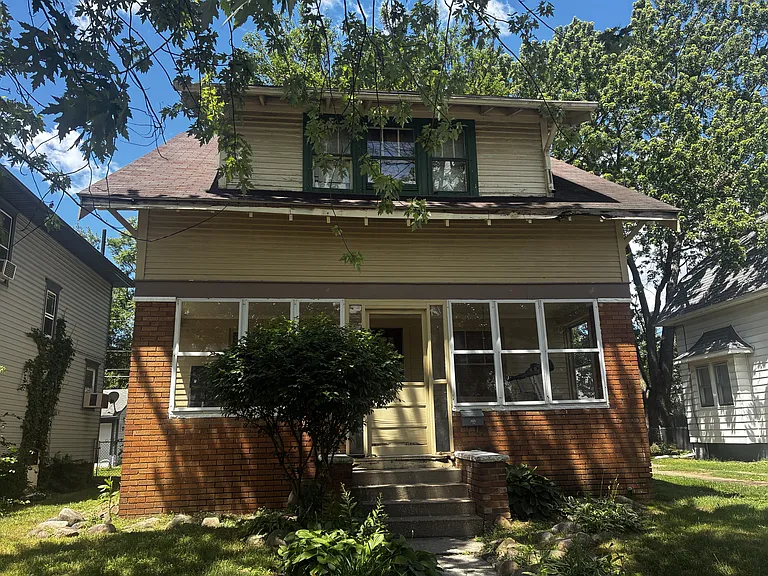 744 Nicholas St — Photo 1