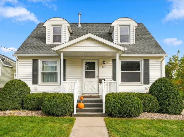 506 1st St E, Newhall, IA 52315