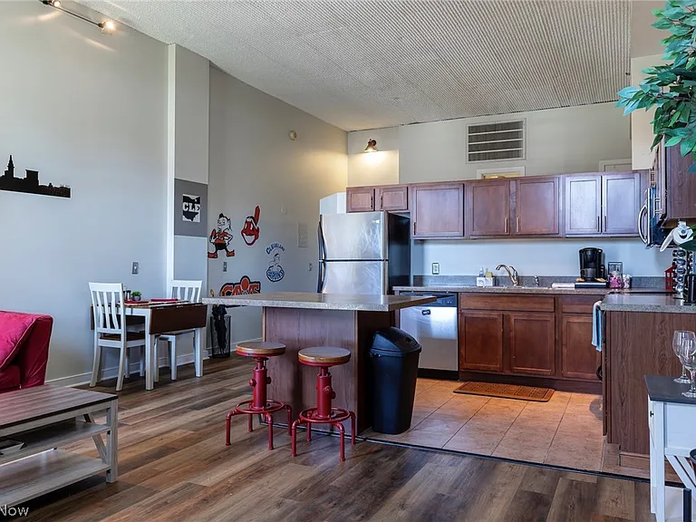 408 W Saint Clair Ave #607 — Photo 4