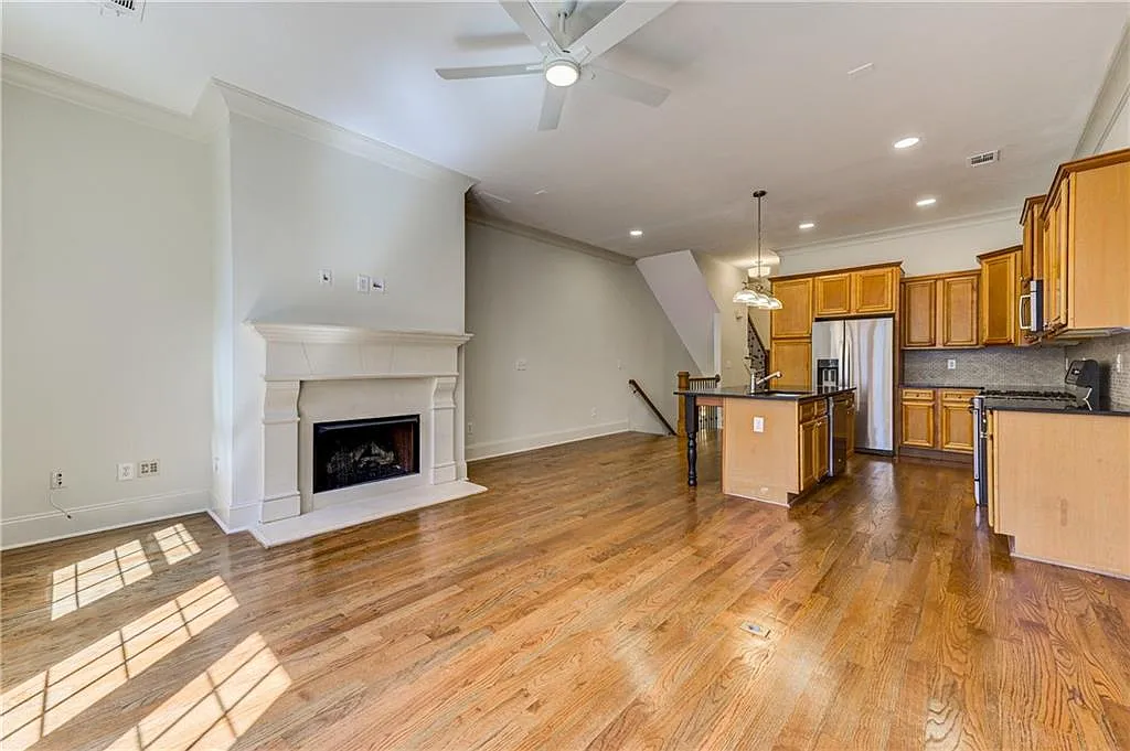 3 bed, 3.5 bath, 2185 sqft, $3,700 — Photo 3
