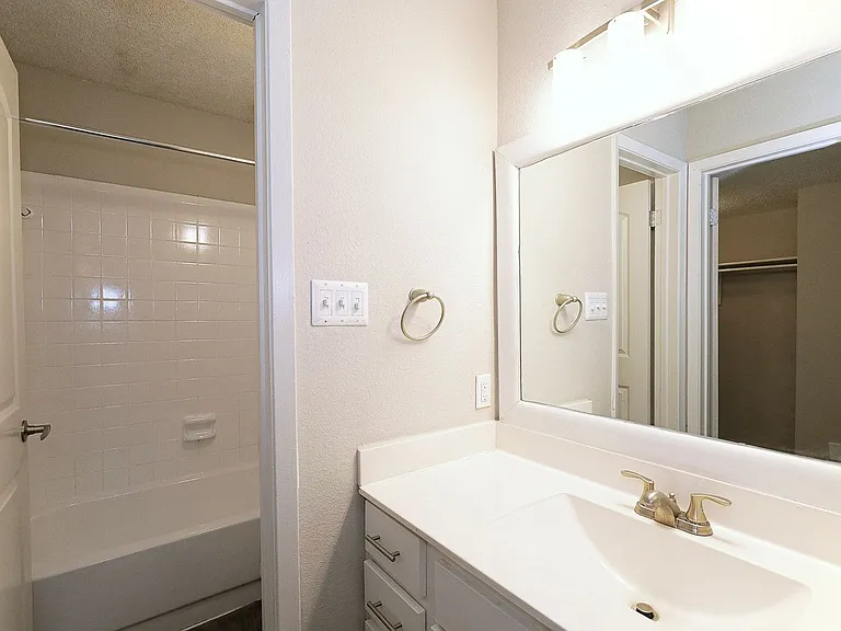 City Crest Apartments — Photo 121