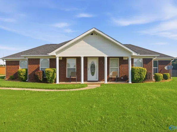 213 Smokey Hills Ct, New Market, AL 35761