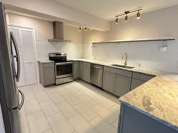 3rd image of 541 Old Orchard Ln