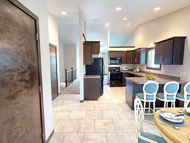 Horizon Properties — Photo 25
