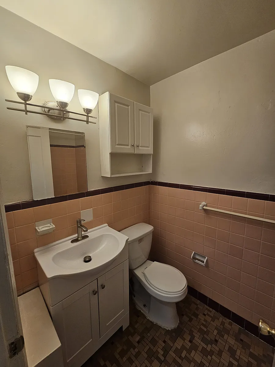 Building Photo - 6327 Calvert St #1