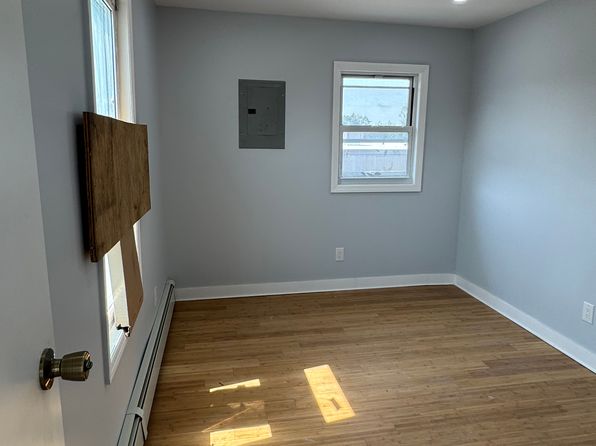 376 Pearsall Ave FLOOR 2
