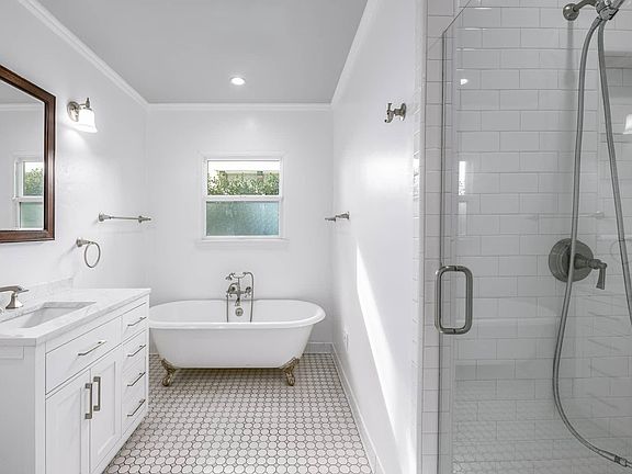 5th image of 2142 Glendon Ave