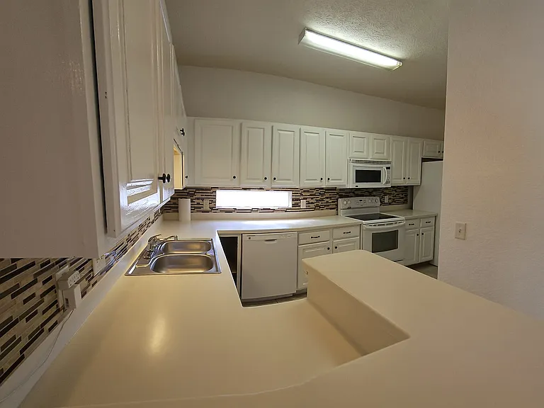 231 NE 28th Ave #101 — Photo 8