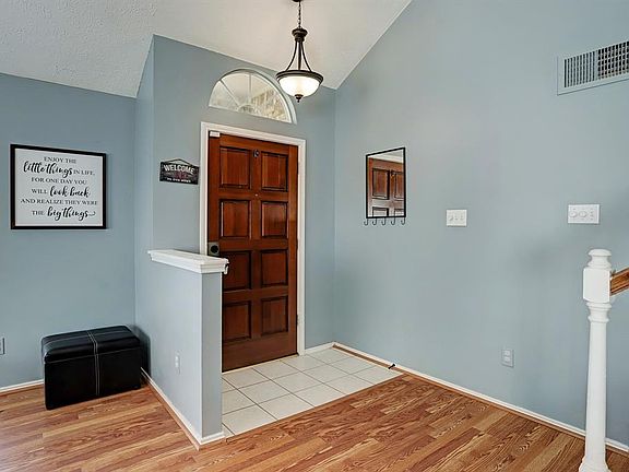 Nice foyer, welcome home!!