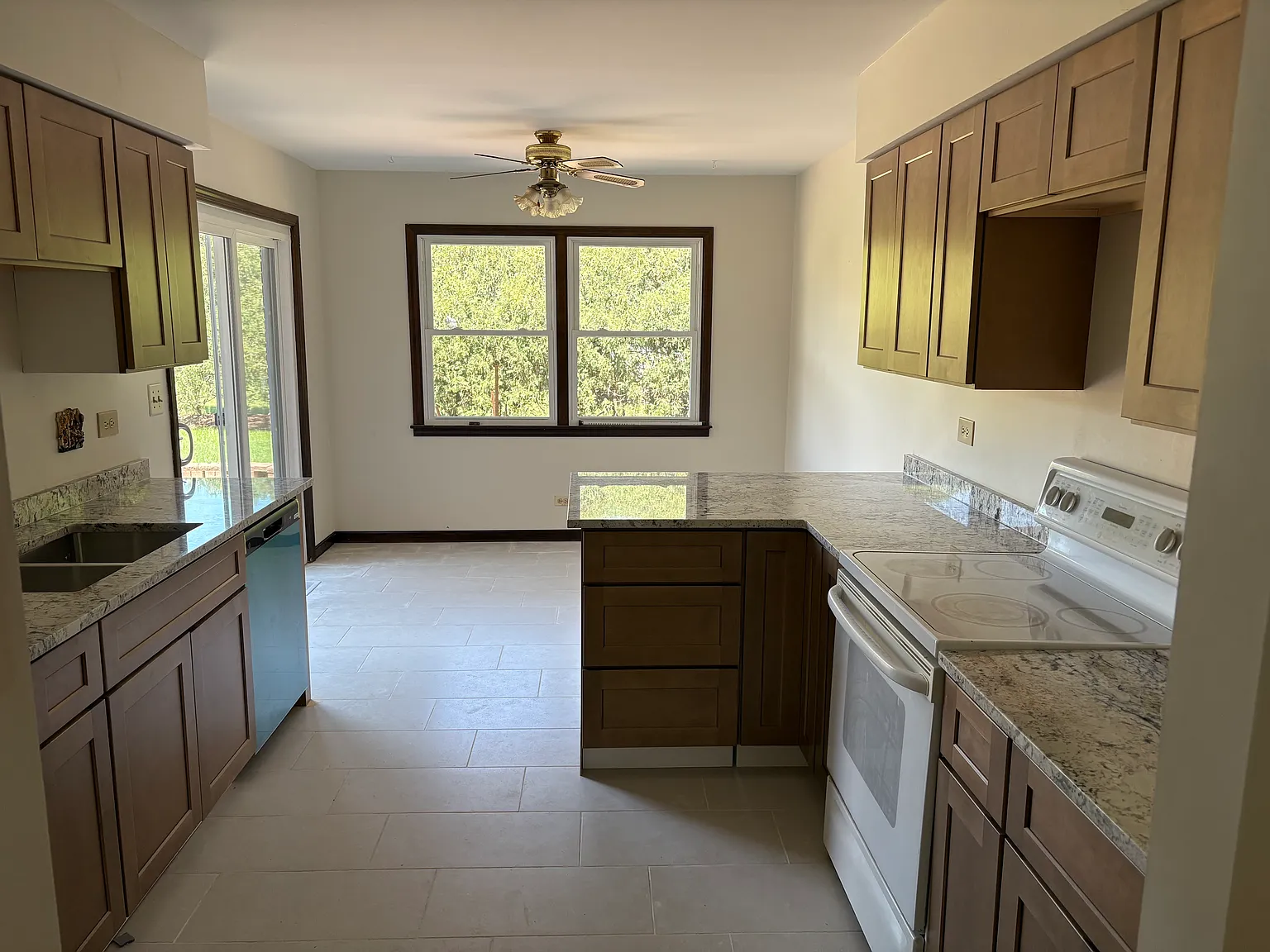 4 bed, 1.5 bath, 1598 sqft, $3,580 — Photo 3
