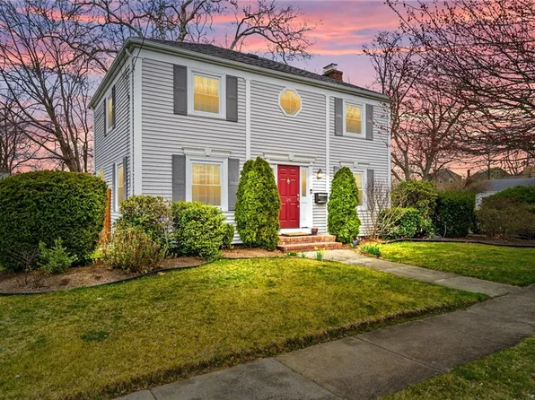 28 Roger Williams Cir, Cranston, RI 02905