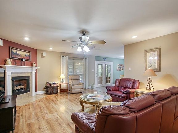 4th image of 65072 Holmes St