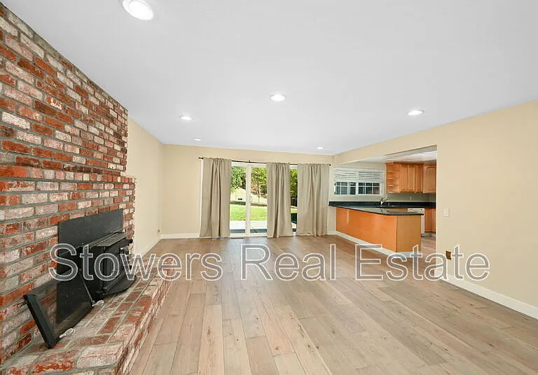 1090 Livorna Rd — Photo 10