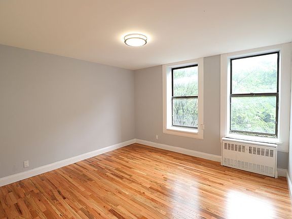 2nd image of 950 Bronx Park S APT 2A