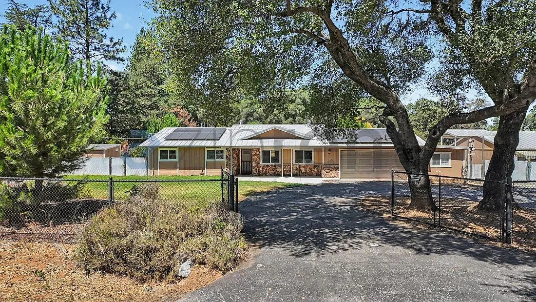 3 bed, 1360 sqft, $3,017 — Photo 3