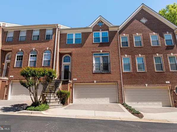 102 Lounsbury Pl, Falls Church, VA 22046