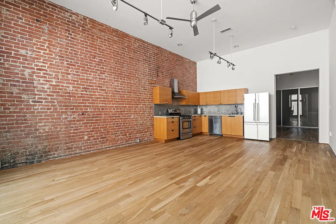 1 bed, 1.0 bath, 1050 sqft, $4,950 — Photo 2