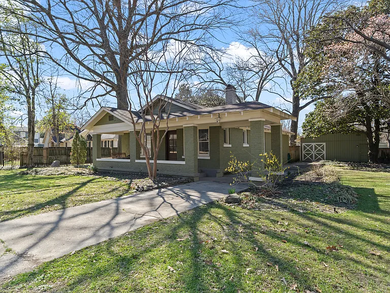 573 Alexander St — Photo 2