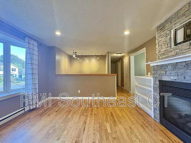4 bed, 2.0 bath, 2092 sqft, $3,390 — Photo 4
