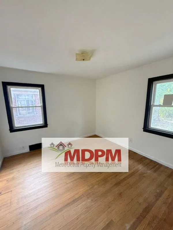 3 bed, 999 sqft, $1,100 — Photo 3