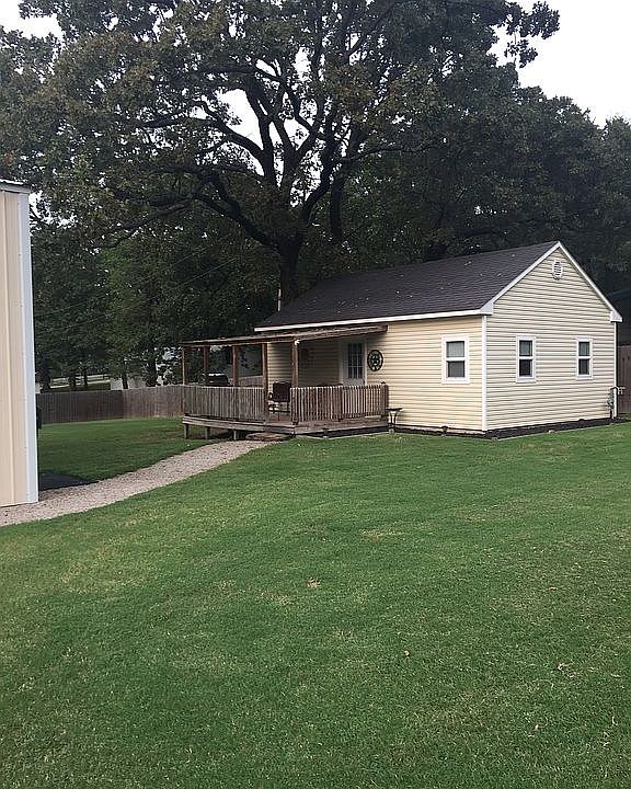 2 bed 1 bath. appx 500sq ft.