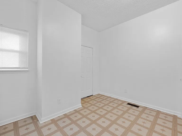 1635 Oak St #1635 — Photo 7