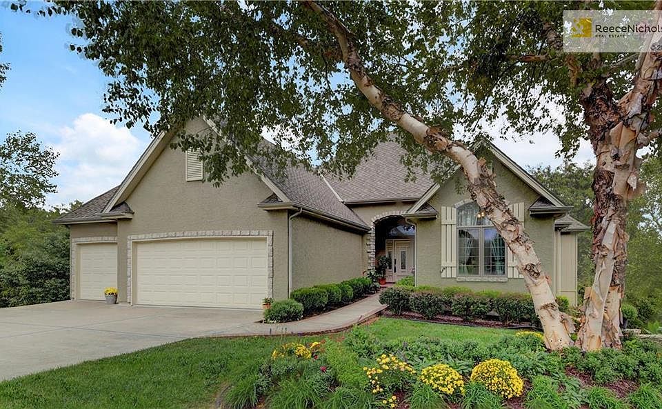 Well maintained and fresh exterior paint awaits with perennial flowers beds in place! Enjoy the quiet culdesac location only seconds from Smithville Lake!