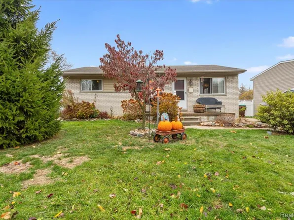 23512 Huron River Dr, Rockwood, MI 48173