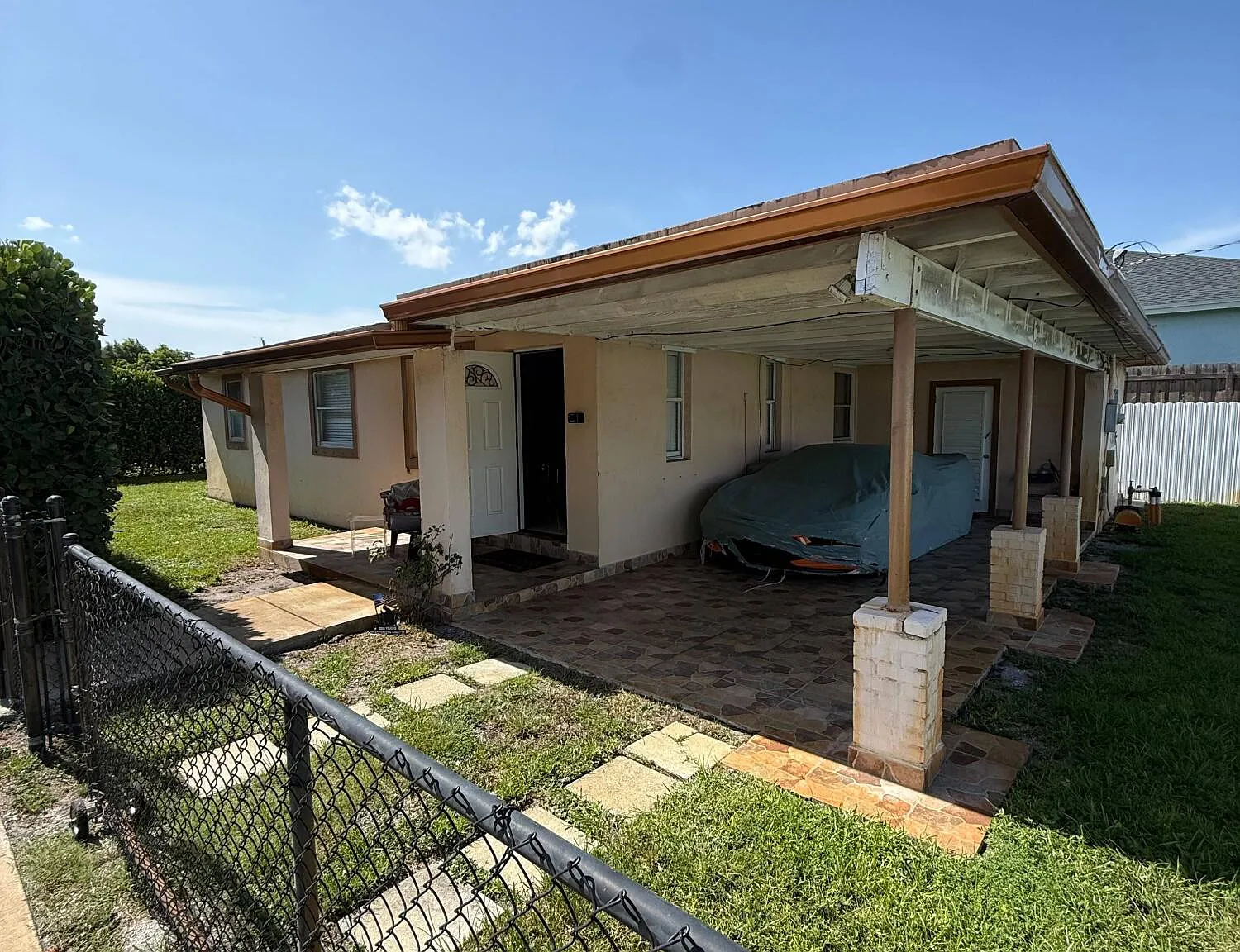 3 bed, 1.0 bath, 888 sqft, $2,200 — Photo 1