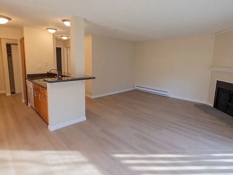 Willow Creek Apartments — Photo 32