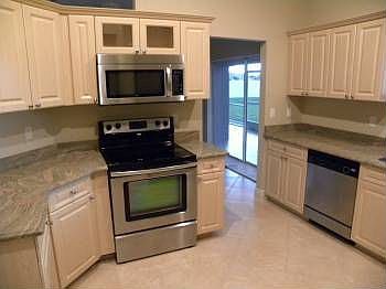 4th image of 611 SE 16th St
