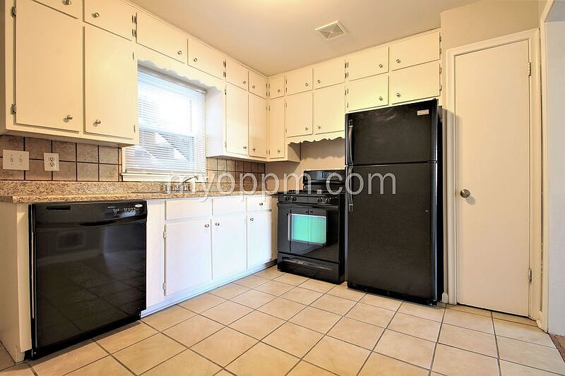 1st image of 810 N 46th St #11