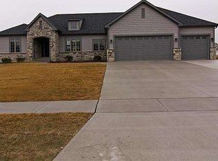 828 Stonebridge Cir, Eldridge, IA 52748