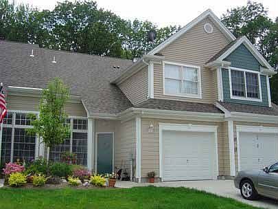 Beautiful 2 BR   Den Townhome