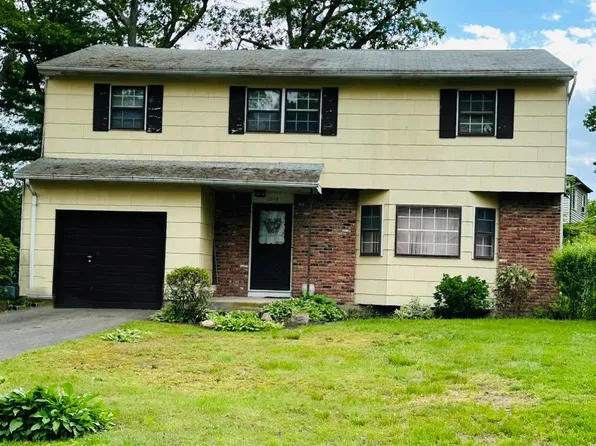 2818 Pine Avenue, Ronkonkoma, NY 11779