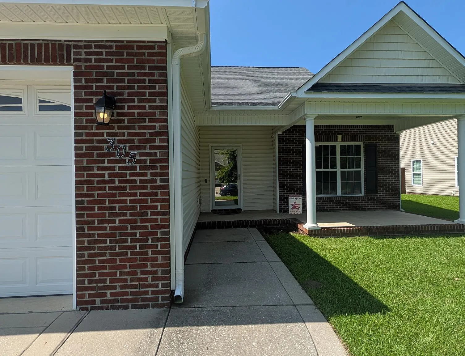 3 bed, 2.0 bath, 1651 sqft, $2,000 — Photo 2