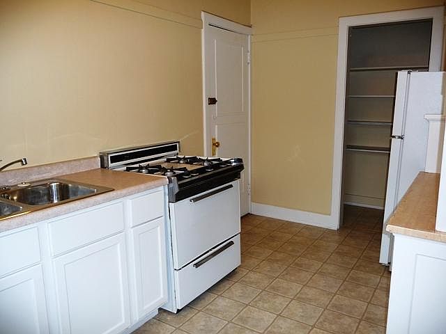 2nd image of 1810 N Farwell Ave APT 8