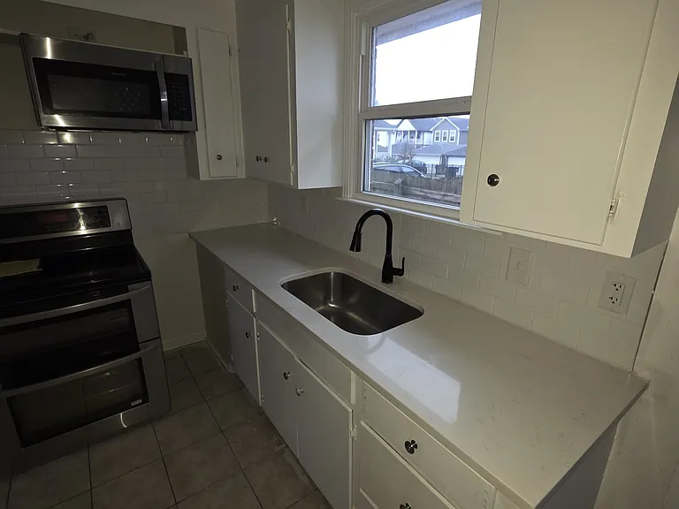 6201 California Ave — Photo 5