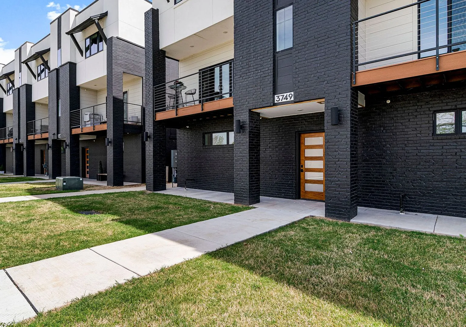 Beautiful Fully Furnished 2 Bed / 2.5 Bath Condominium with Attached 2-Car Garage. — Photo 4